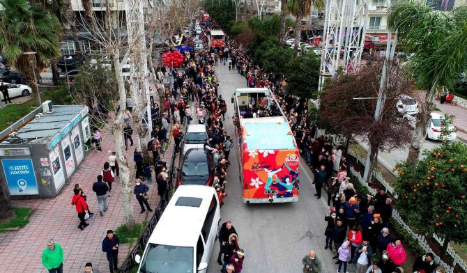 Adana’da Binlerce Kişi Bu Korteje Akın Etti