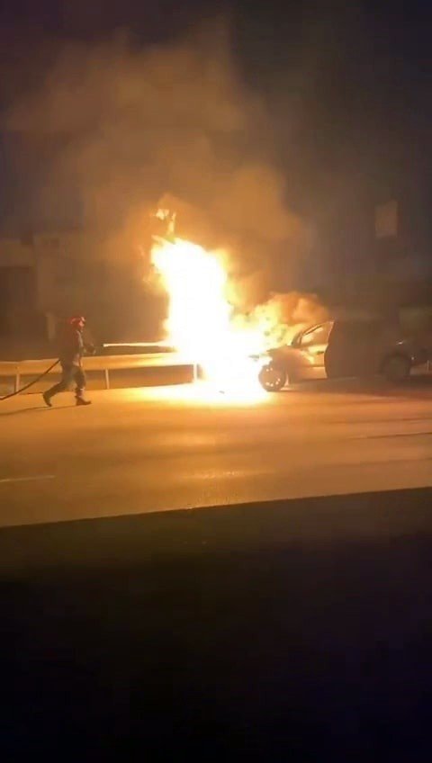 Seyir Halindeki Otomobil Alev Alev Yandı