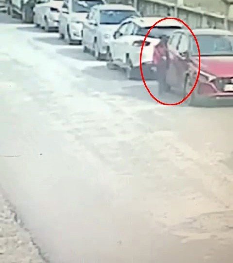 Sokaktaki Otomobilleri Çizen Afacan Çocuk, Güvenlik Kamerasına Yakalandı