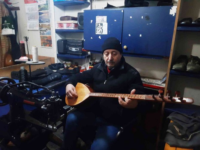 Sahnelerde Solist, Dükkânında Ayakkabı Tamircisi