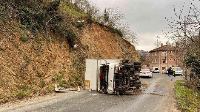 Virajı Alamayan Kamyonet Şarampole Yuvarlandı: 2 Yaralı