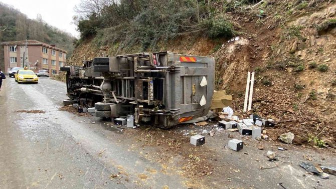 Virajı Alamayan Kamyonet Şarampole Yuvarlandı: 2 Yaralı