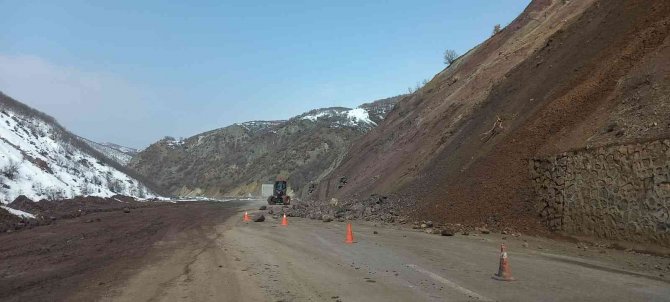 Tunceli-erzincan Karayoluna Kayalar Düştü