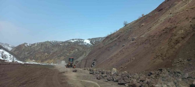 Tunceli-erzincan Karayoluna Kayalar Düştü