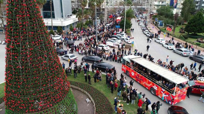 Adana’da Binlerce Kişi Bu Korteje Akın Etti