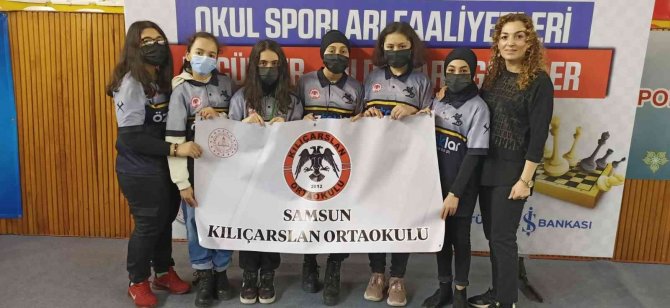 Yenilgisiz Kız Satranç Takımı Türkiye Şampiyonası’na Katılacak