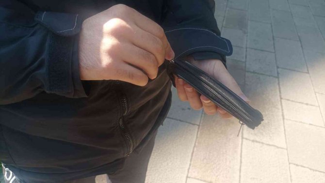 Yürüyüş Yaparken Bulduğu Cüzdanı Polise Teslim Etti