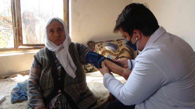 Geleceğin Doktor Adayları Köylerde Kapı Kapı Dolaşıp Sağlık Taraması Yapıyor