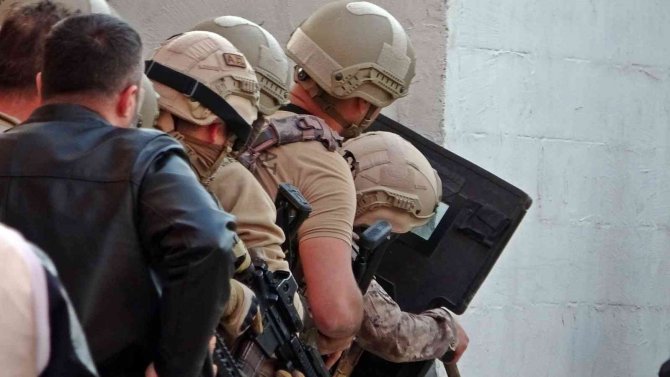Kasaptaki Kuzuları Yarı Fiyatına Sattı, Pompalı Tüfekle Eylem Yaptı, Polise Ecel Terleri Döktürdü