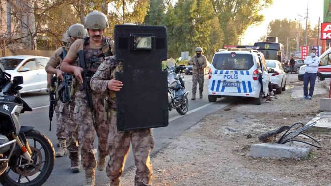 Kasaptaki Kuzuları Yarı Fiyatına Sattı, Pompalı Tüfekle Eylem Yaptı, Polise Ecel Terleri Döktürdü