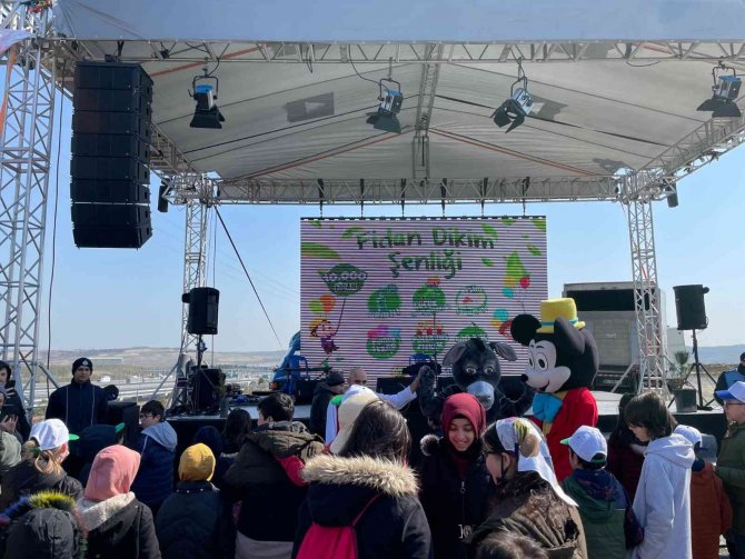 Arnavutköy’de ‘Fidan Dikme Şenliği’nde 10 Bin Fidan Dikildi