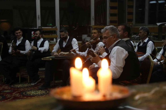 Yabancı Turistler Türk Gecesinde Doyasıya Eğlendi