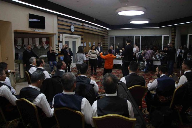 Yabancı Turistler Türk Gecesinde Doyasıya Eğlendi