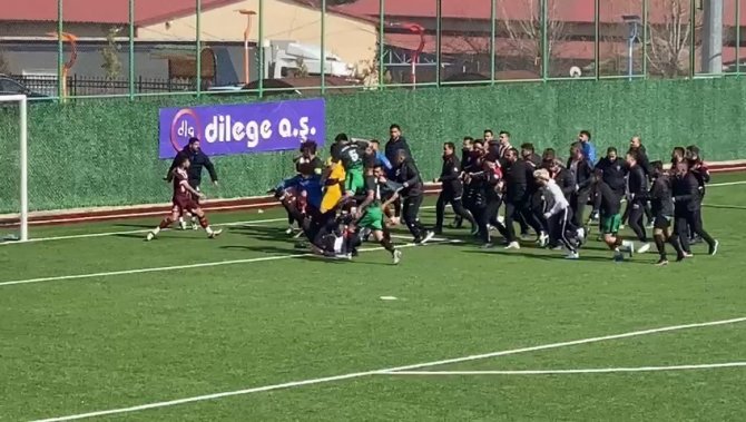 18 Kırmızı Kartın Çıktığı Karşılamada Tekme Ve Yumruklar Havada Uçuştu