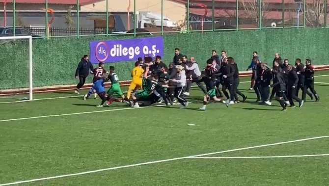 18 Kırmızı Kartın Çıktığı Karşılamada Tekme Ve Yumruklar Havada Uçuştu