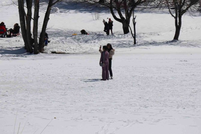 Güneşin Kendisini Gösterdiği Gölcük Tabiat Parkı’na Tatilci Akını