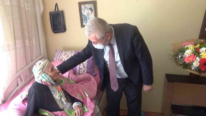Sağlık Müdürü Dr. Fevzi Yavuzyılmaz 110 Yaşındaki Halime Teyzeyi Ziyaret Etti