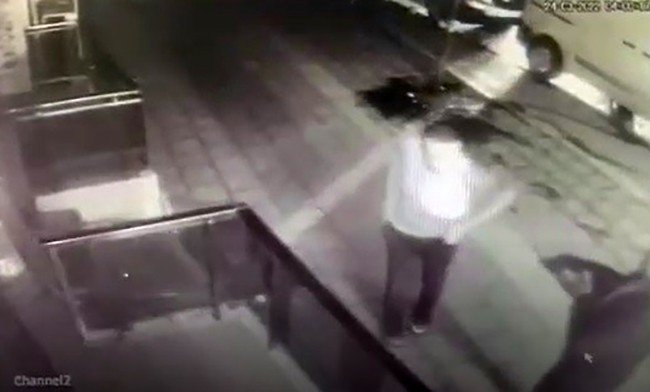 Barın Önündeki Dehşet Anları Kameraya Yansıdı