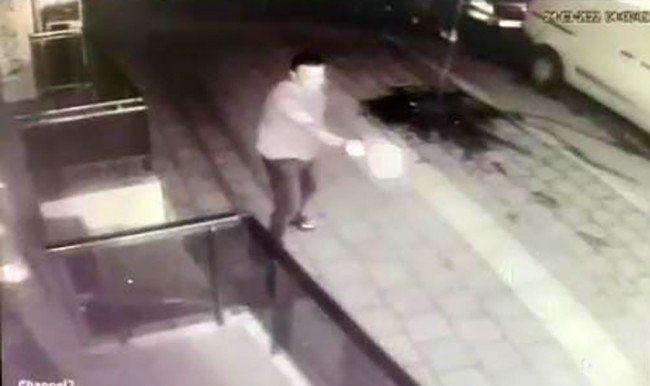 Barın Önündeki Dehşet Anları Kameraya Yansıdı