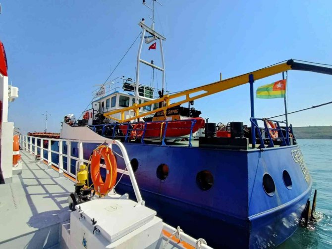 Çanakkale Boğazı’nda Karaya Oturan Gemi Kurtarıldı