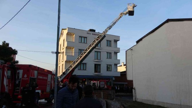 Sultanbeyli’de 2 Katlı Evin Çatısı Alevlere Teslim Oldu