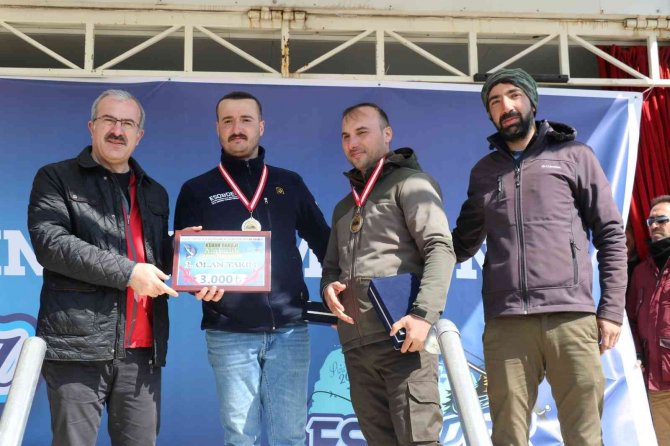 Balıkçılar En Büyük Balığı Yakalamak İçin Yarıştı
