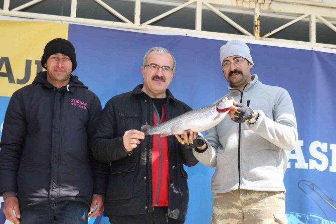 Balıkçılar En Büyük Balığı Yakalamak İçin Yarıştı