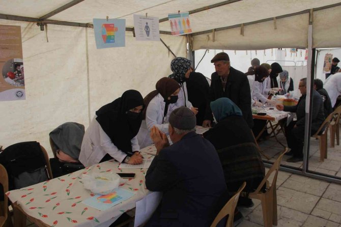 Genç Hekimler Vatandaşları Sağlık Taramasından Geçiriyor