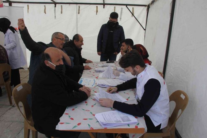 Genç Hekimler Vatandaşları Sağlık Taramasından Geçiriyor