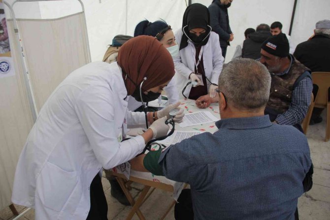 Genç Hekimler Vatandaşları Sağlık Taramasından Geçiriyor