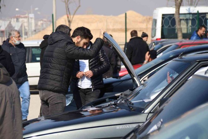 İ̇kinci El Oto Pazarında ’Kuru Kalabalık’ Sitemi