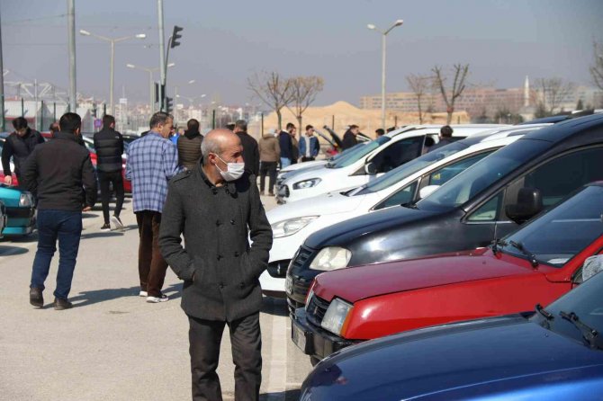 İ̇kinci El Oto Pazarında ’Kuru Kalabalık’ Sitemi