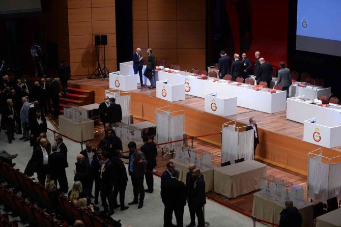 Burak Elmas: "Federasyon Başkanının Odasında Hocama Laf Edildiği Zaman Masaya Yumruk Vurdum"