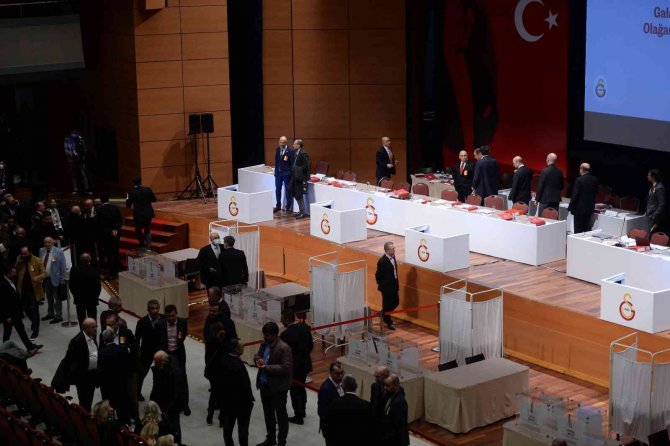 Burak Elmas: "Federasyon Başkanının Odasında Hocama Laf Edildiği Zaman Masaya Yumruk Vurdum"