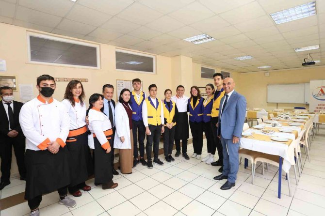 Başkan Tütüncü, Gençlik Buluşmasında Mantı Açtı