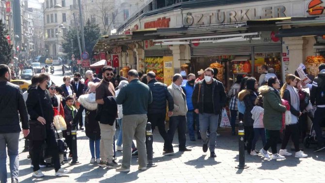 Güneşli Havayı Fırsat Bilenler İ̇stiklal Caddesi’ne Akın Etti