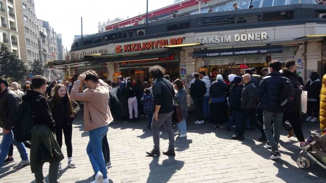 Güneşli Havayı Fırsat Bilenler İ̇stiklal Caddesi’ne Akın Etti