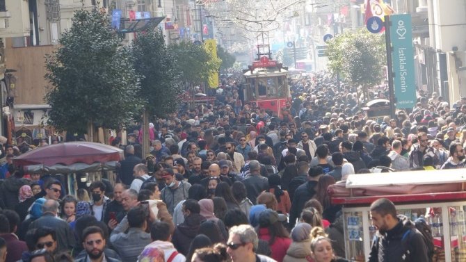 Güneşli Havayı Fırsat Bilenler İ̇stiklal Caddesi’ne Akın Etti