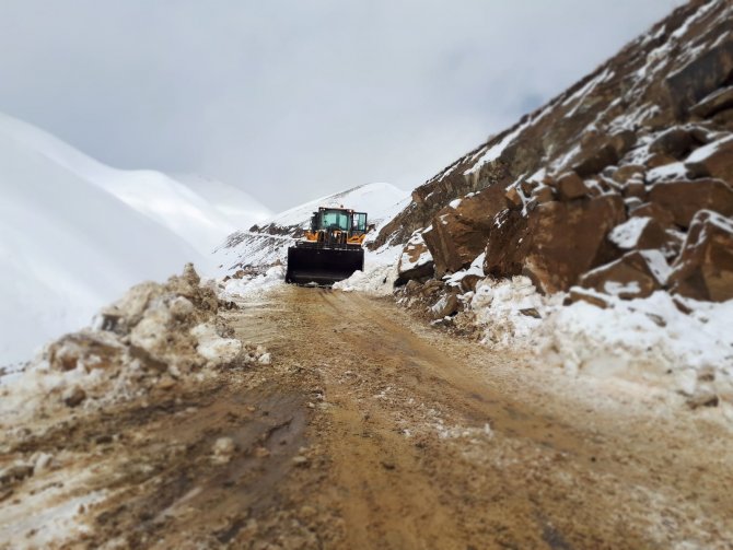 Yüksekova’da Düşen Kaya Parçaları Yolu Kapattı