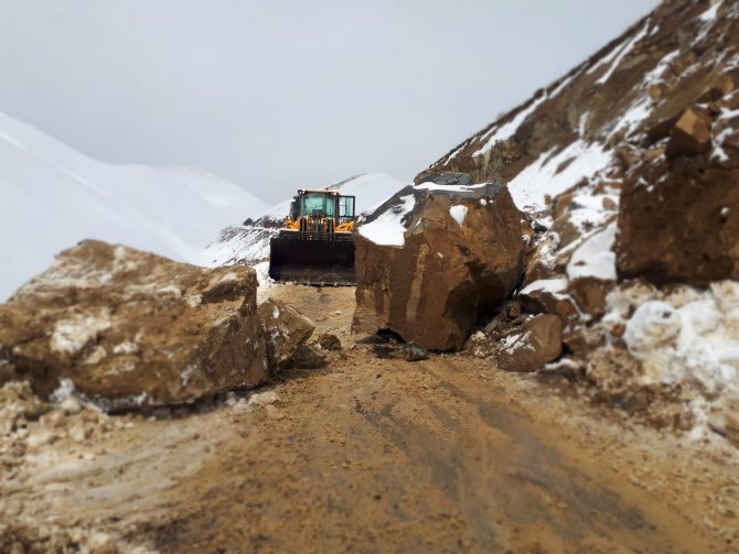 Yüksekova’da Düşen Kaya Parçaları Yolu Kapattı