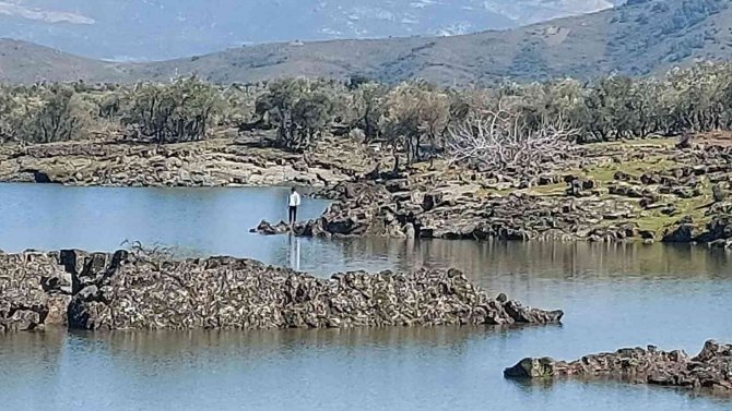 Volkanik Göl Piknikçilerin Akınına Uğruyor