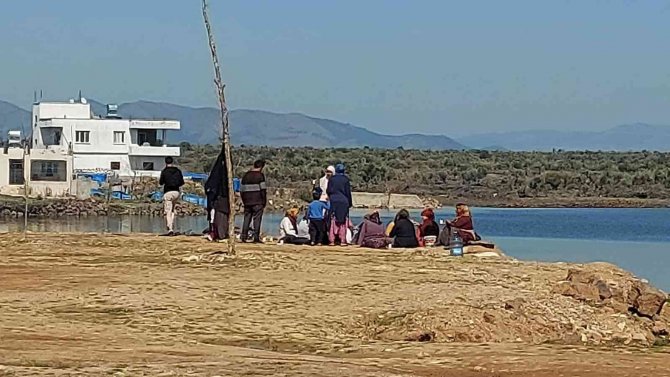 Volkanik Göl Piknikçilerin Akınına Uğruyor