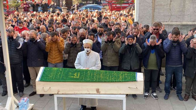 Otomobil Karşı Şeride Geçti, Ön Camdan Fırlayan Sürücü Hayatını Kaybetti