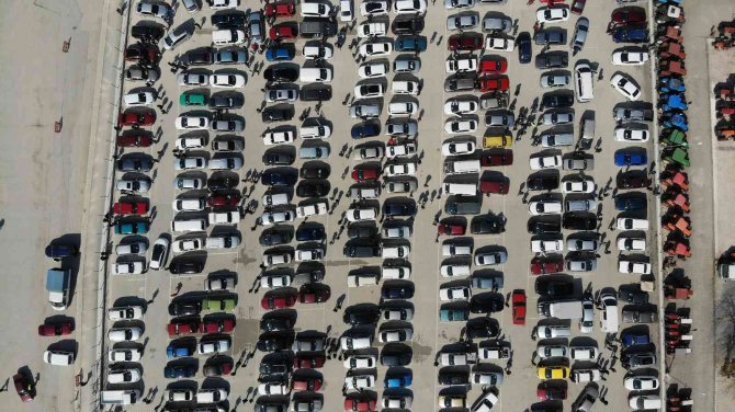 İ̇kinci El Oto Pazarında ’Kuru Kalabalık’ Sitemi