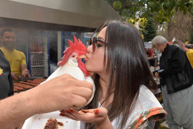 Adana’nın Horozu Da Kebap Yiyor