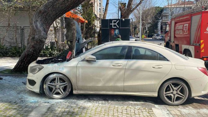 Kadıköy’de Seyir Halindeki Lüks Araç Alev Alev Yandı