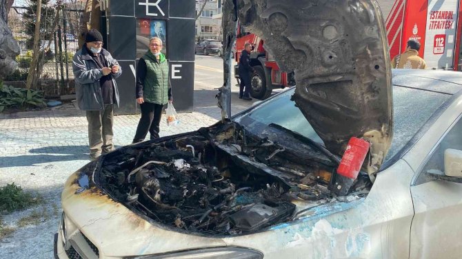Kadıköy’de Seyir Halindeki Lüks Araç Alev Alev Yandı