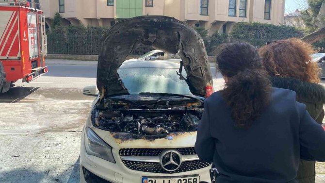 Kadıköy’de Seyir Halindeki Lüks Araç Alev Alev Yandı