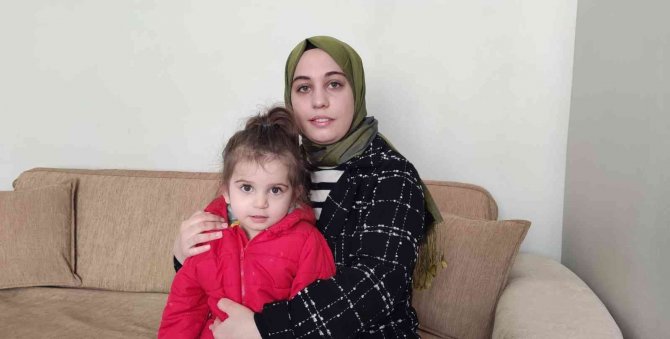 Sultangazi’de Aldıkları Daireyi Su Bastı, Eşyalar Kullanılamaz Hale Geldi