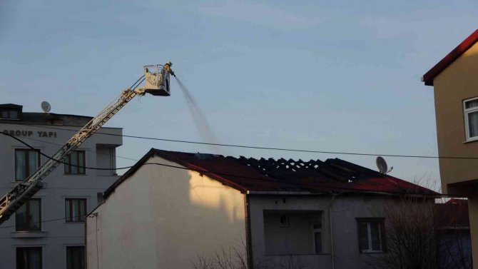 Sultanbeyli’de 2 Katlı Evin Çatısı Alevlere Teslim Oldu